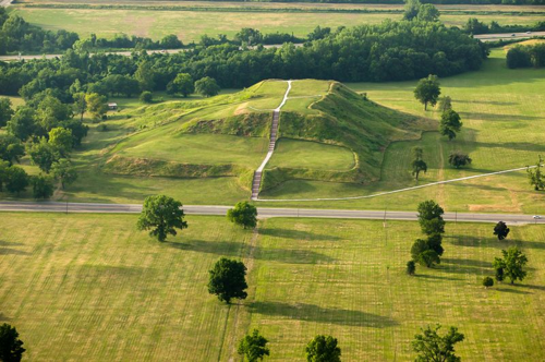 Vista aerea dell'antico tumulo funerario nativo americano Cahokia Mounds, Illinois, USA