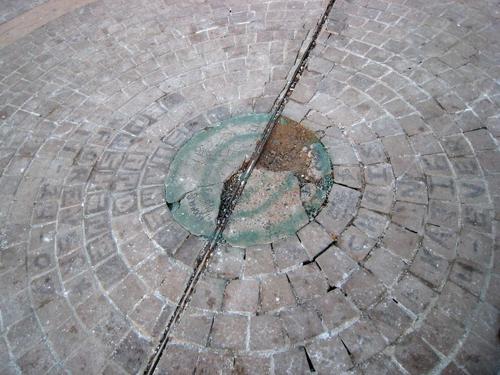 Il "Centro dell'Universo" a Tulsa, Oklahoma, che in realtà è un cerchio di cemento di circa 2,5 metri circondato da vasi di cemento e panchine che creano un effetto di anomalia sonora