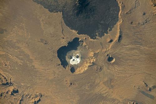 Il misterioso cratere vulcanico a forma di teschio nel deserto del Sahara