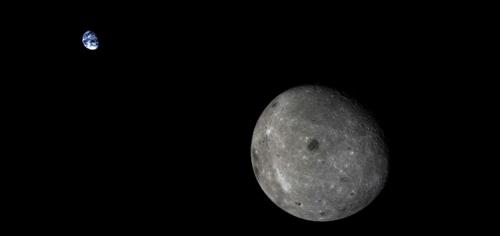 Il lato lontano della luna, con la Terra sullo sfondo, come visto dal modulo in orbita lunare della missione Chang'e 5-T1