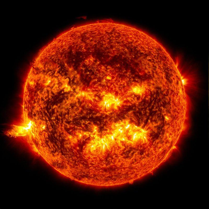 Questa immagine mostra la luce brillante di una brillamento solare sul lato sinistro del sole e un'eruzione di materiale solare che attraversa l'atmosfera del sole.
