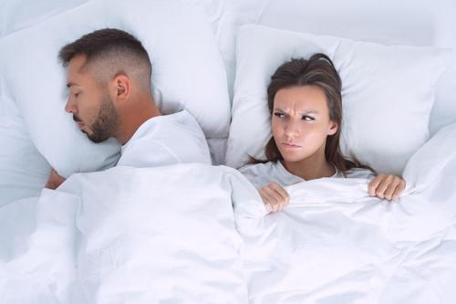 Il declino delle relazioni prima dell’infedeltà: uno studio rivela segnali di malessere
