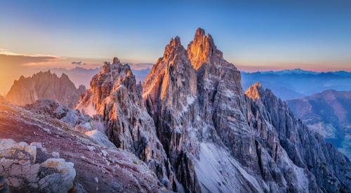 vista panoramica del tramonto sulle montagne Dolomiti in Alto Adige, Italia
