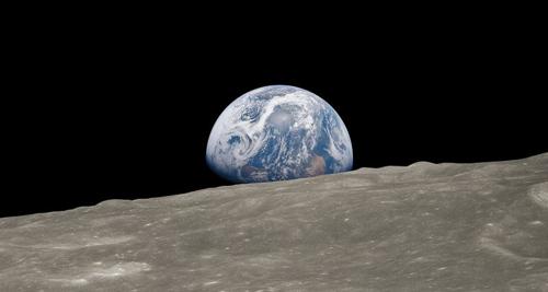 La missione Apollo 8: Earthrise e la lettura della Genesi