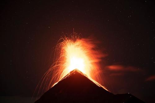 Una foto del vulcano Fuego in Guatemala eruttante. Fuego fa parte del 