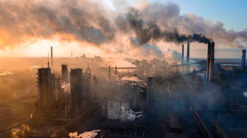 Un'immagine di un complesso industriale che emette fumo da molte ciminiere