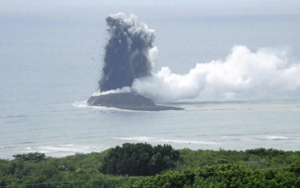 Una nuova isola che emerge al largo di Iwo Jima, Giappone.