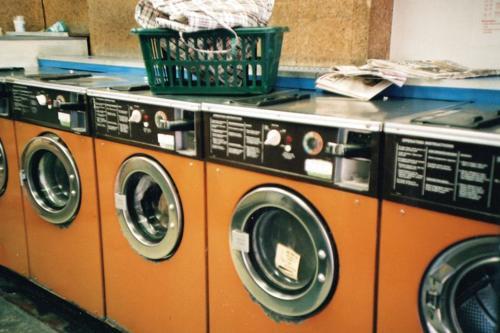 Una fila di lavatrici in una lavanderia.