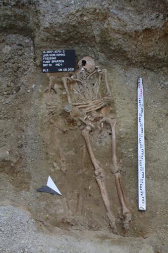scheletro di un uomo medievale scoperto a Freising, Baviera