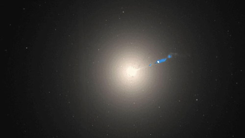 La galassia ellittica è semplicemente una sfera luminosa le cui caratteristiche non possono essere distinte, ma si può osservare un prominente getto blu che si estende come un nastro dal suo centro