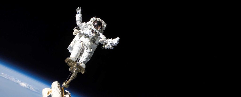 Perché cadono le unghie agli astronauti dopo le passeggiate spaziali?