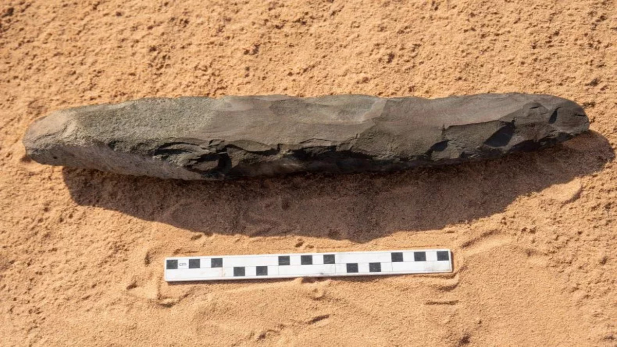 Scoperta nel deserto un’antichissima ascia di pietra gigante