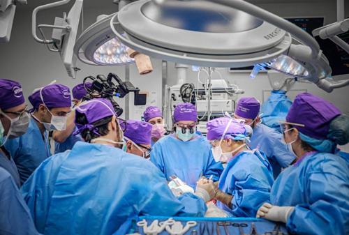 Un team di chirurghi e medici che effettuano un trapianto di volto e un trapianto di occhi presso un ospedale di NYC.