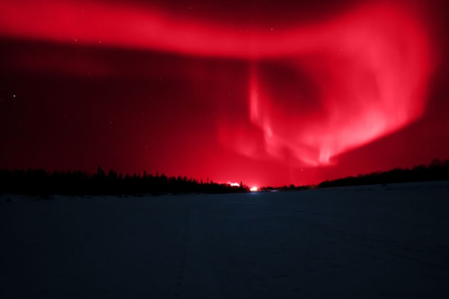 Aurora boreale rossa in Lapponia