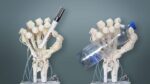 Una mano robotica simile all’uomo realizzata con la stampa 3D