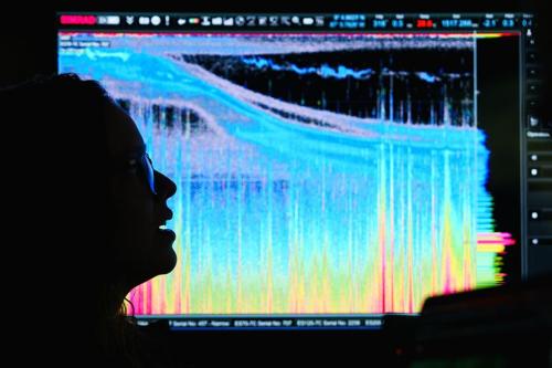 Beatriz Naranjo (Scienziata, Universidad de Costa Rica) è in ombra di fronte a dati colorati visualizzati sullo schermo a bordo della nave da ricerca Falkor (anche)