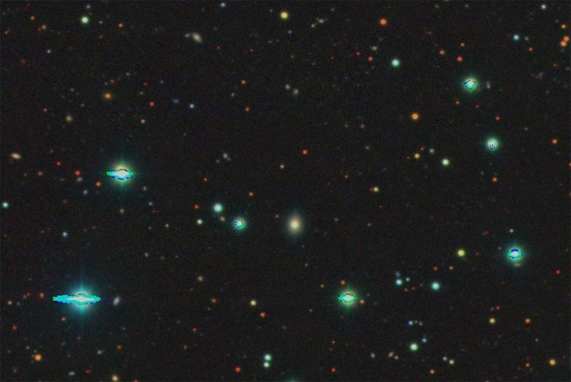 Un'immagine dello spazio profondo della galassia in cui è avvenuta la supernova che mostra diverse galassie lontane