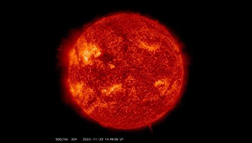 Il sole è visto in rosso e giallo con una superficie turbolenta o rossi più chiari e più scuri e alcune zone attive in giallo