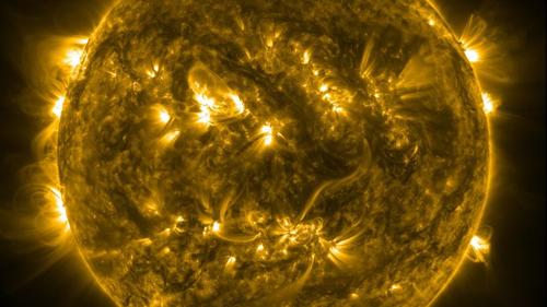 Una vista ritagliata del Sole che mostra le numerose aree di attività con campi magnetici che si estendono oltre la superficie