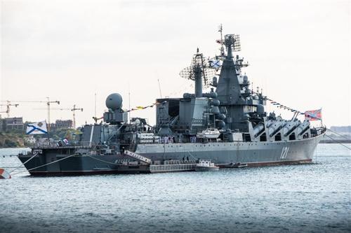 Una foto della nave da guerra Moskva in porto nel 2021. La nave può essere vista galleggiante con le bandiere alzate.