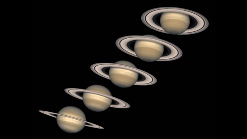 Cinque vedute di Saturno, mostrano gli anelli che diventano sempre più visibili man mano che il pianeta si inclina sempre di più