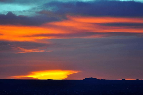 Il crepuscolo nautico può essere il momento migliore per vedere i colori del tramonto, come quelli sopra Old Woman Springs Ridge, California