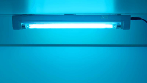 Una lampada UV installata a soffitto.