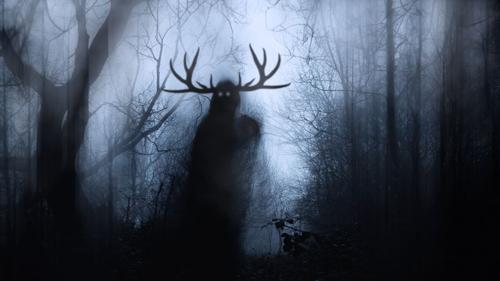 creatura ombrosa con corna in una foresta oscura