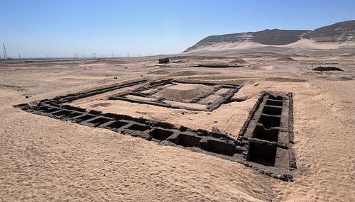 Il complesso tombale della regina Meret-Neith ad Abydos durante lo scavo. La camera funeraria della regina si trova al centro del complesso ed è circondata dalle tombe secondarie dei cortigiani e dei servitori.