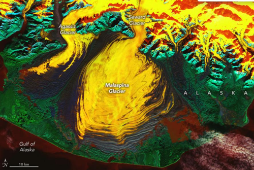 Le immagini satellitari psichedeliche mostrano come il più grande ghiacciaio di piedimonte del mondo, situato ai margini sud-orientali dell'Alaska, si mostri nella sua colossale gloria. Questi vasti monumenti naturali possono sembrare immobili e stabili, ma le immagini mostrano che questi giganti sono costantemente in uno stato di flusso. Come spiegato dall'Osservatorio della Terra della NASA, l'immagine mostra principalmente il ghiacciaio Malaspina in Alaska, situato nel Parco Nazionale di Wrangell-St. Elias sulla costa sud-orientale dell'Alaska. È conosciuto come Sít' Tlein nella lingua Tlingit parlata dalle popolazioni indigene della zona, che significa 