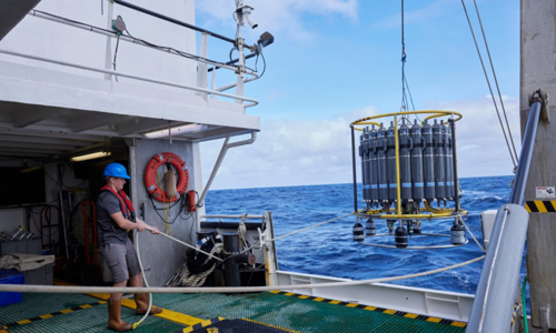 Uno scienziato del team BATS che raccoglie dati sulla nave da ricerca Atlantic Explorer.