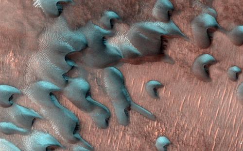 Immagini di dune di sabbia coperte di brina subito dopo il solstizio d'inverno su Marte
