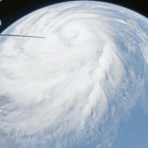 L'immagine animata mostra una vista di un uragano nel Pacifico e poi uno zoom sul suo occhio. Baja California è visibile