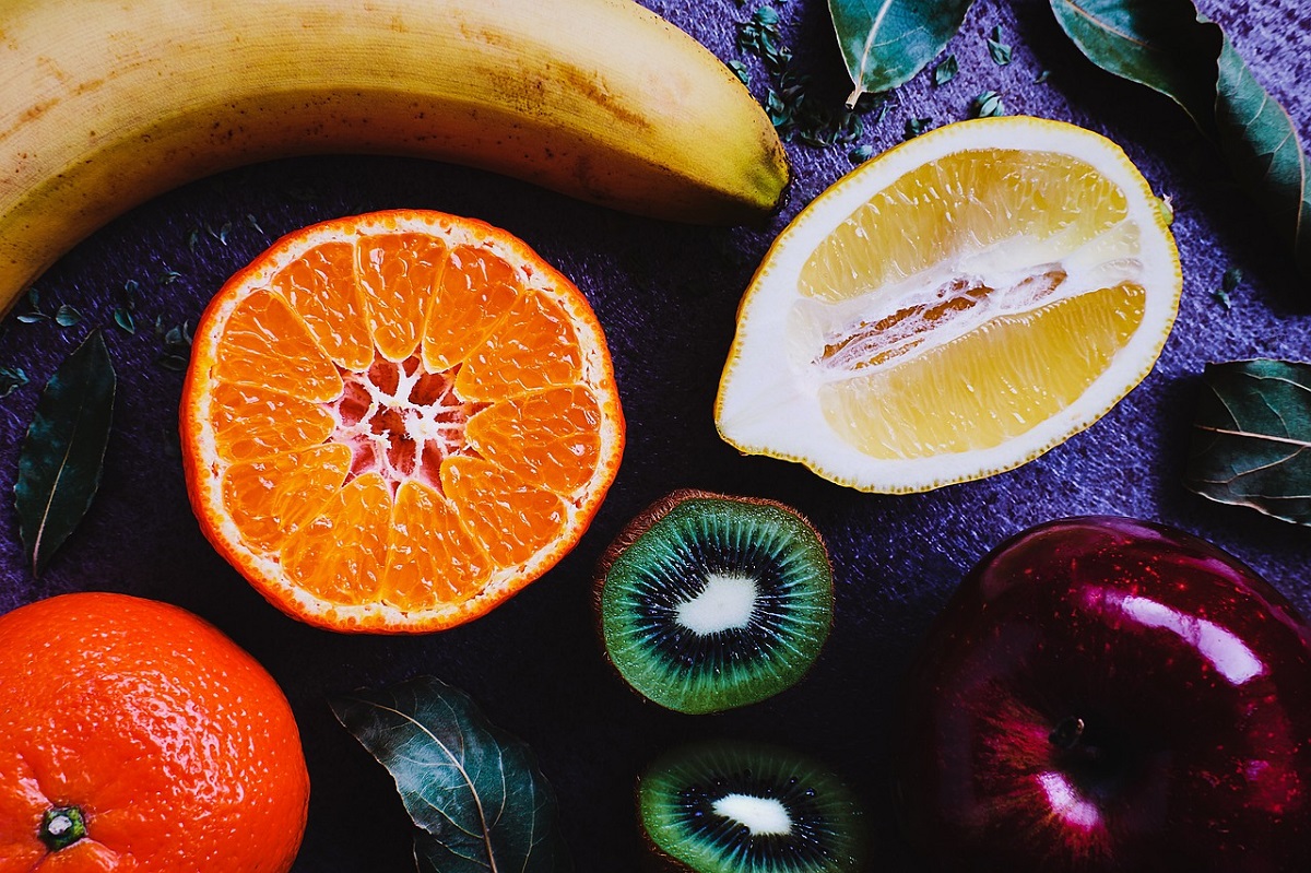 Mangiare alcuni frutti all’aperto può danneggiare la pelle e provocare dolore