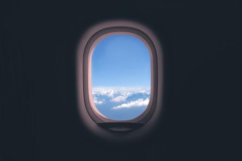 Finestra dell'aereo. Vista delle montagne e delle nuvole