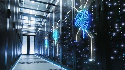 immagine concettuale di un supercomputer in un corridoio con sovrapposti cervelli umani al neon