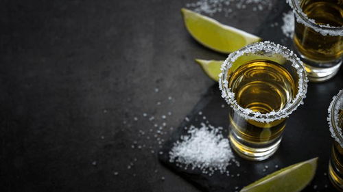 Locale multato per shot di tequila con soda caustica