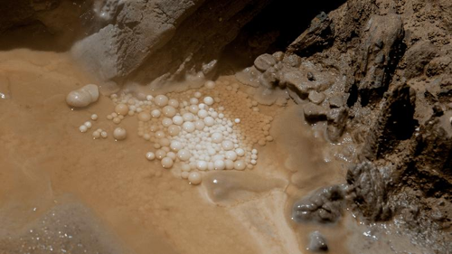 Le perle di grotta: meraviglie sferiche nel buio