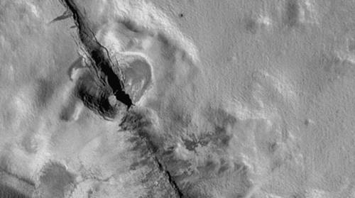 Scoperto un nuovo cratere d’impatto su Io grazie alla missione Galileo