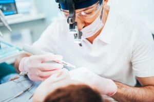dentista che esegue un trattamento canalare