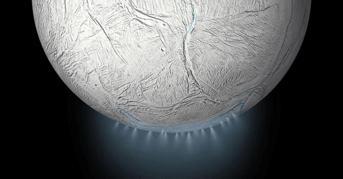 I geyser vicino al polo sud di Encelado sono la nostra linea diretta per la sua composizione interna e se ci sono aminoacidi lì, dovremmo trovarli.