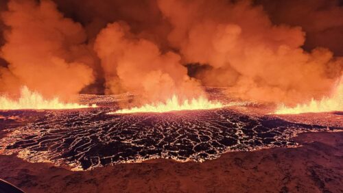 Erutta vulcano in Islanda: evacuazioni in corso. Un bagliore illumina Reykjavík