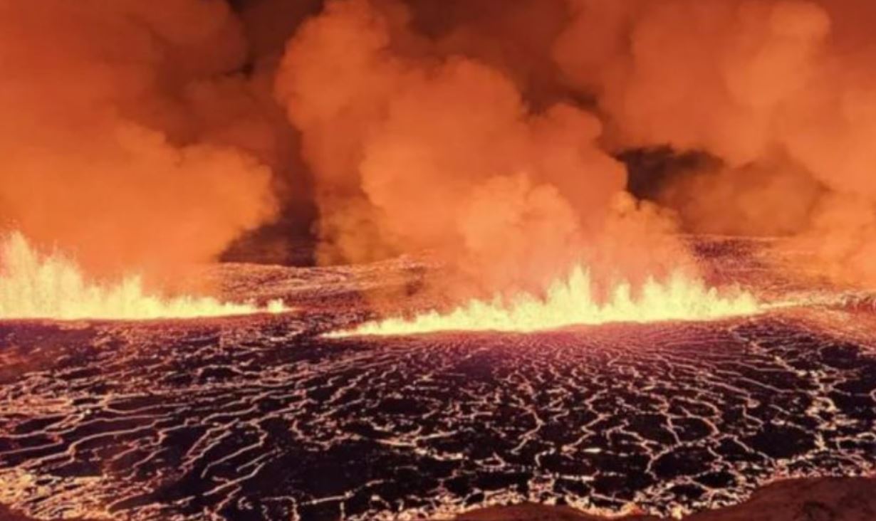 Impressionante eruzione a Grindavik, 4000 evacuati e codice rosso per l’aviazione
