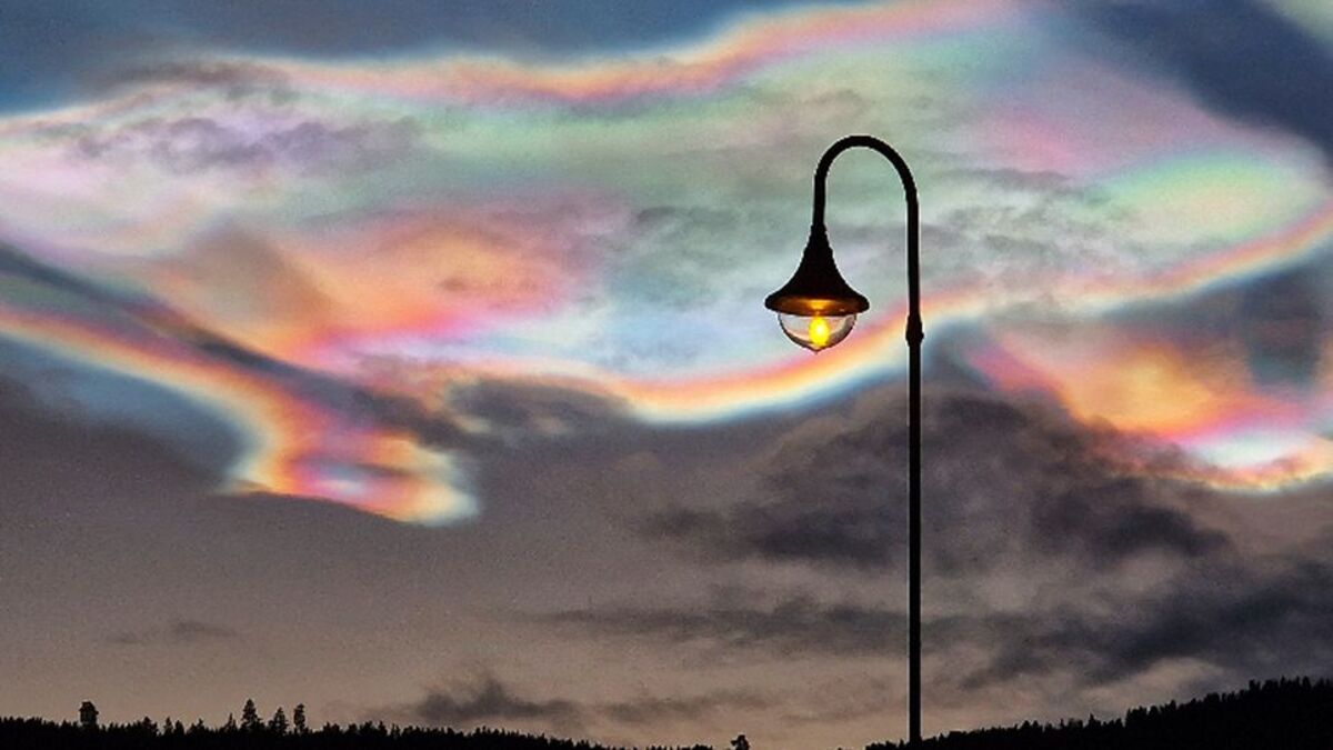Rarissime “nuvole arcobaleno” avvistate nei cieli artici da giorni