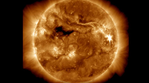 Un'immagine del Sole in UV che mostra, tra molte caratteristiche, l'effetto sovraesposto di un flare sul rilevatore