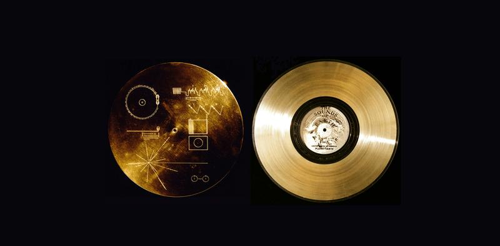 I dischi d'oro originali inviati nello spazio dalla sonda Voyager nel 1977.