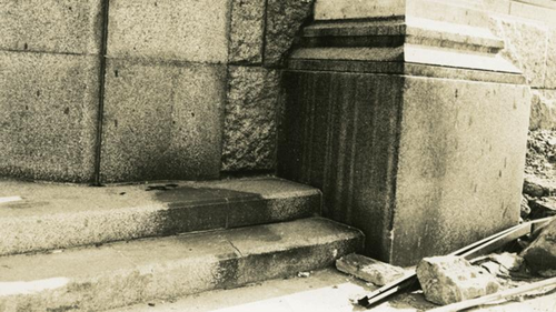 Un'ombra che assomiglia a una persona sulle scale a Hiroshima.