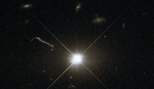 In questa immagine di Hubble, il quasar 3C 273 potrebbe essere scambiato per una stella ordinaria, ma le galassie nel campo visivo suggeriscono il suo vero status, non solo un quasar, ma il più caldo di quelli la cui temperatura abbiamo misurato.