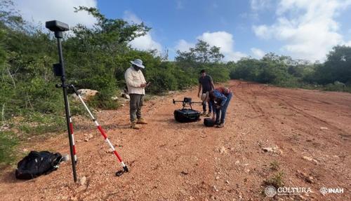 L'INAH del Messico utilizza droni armati di LiDAR per scoprire antiche strade Maya.