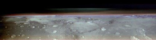 Una vista che guarda verso il basso sulla superficie craterizzata di Marte e avanti all'orizzonte e alla curvatura del pianeta - fondamentalmente il bordo del pianeta prima che sembri che si possa cadere